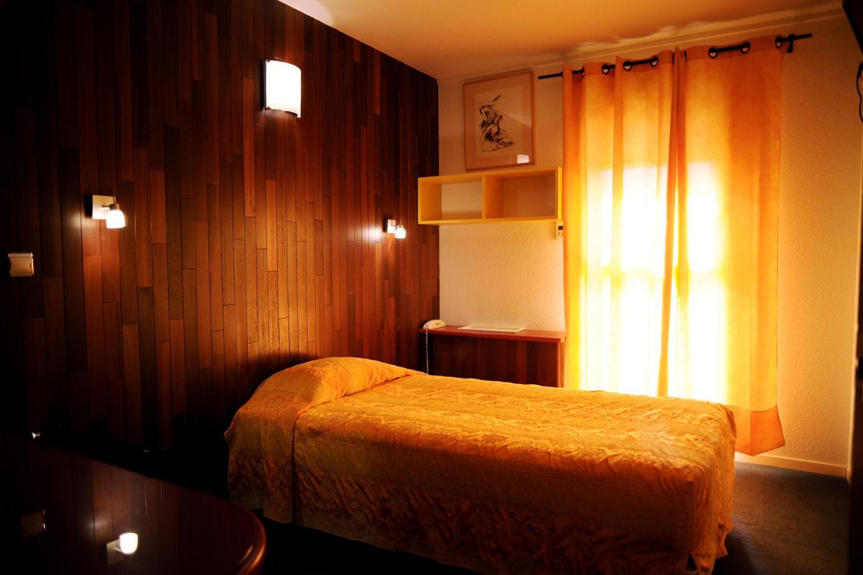 Logis Hotel Horus Restaurant Les Bruyeres Toulenne Dış mekan fotoğraf